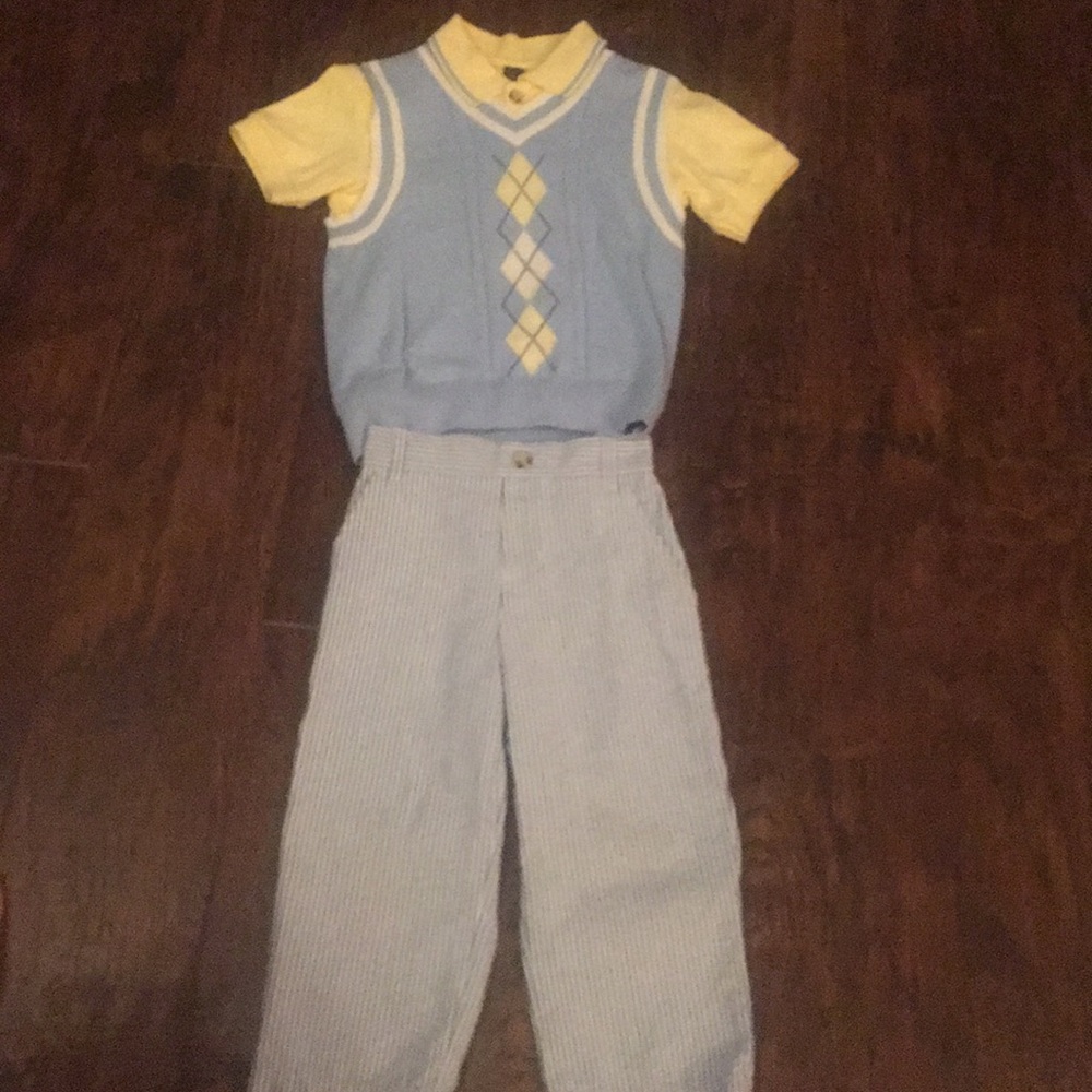 Sweater vest and seersucker pant combo.